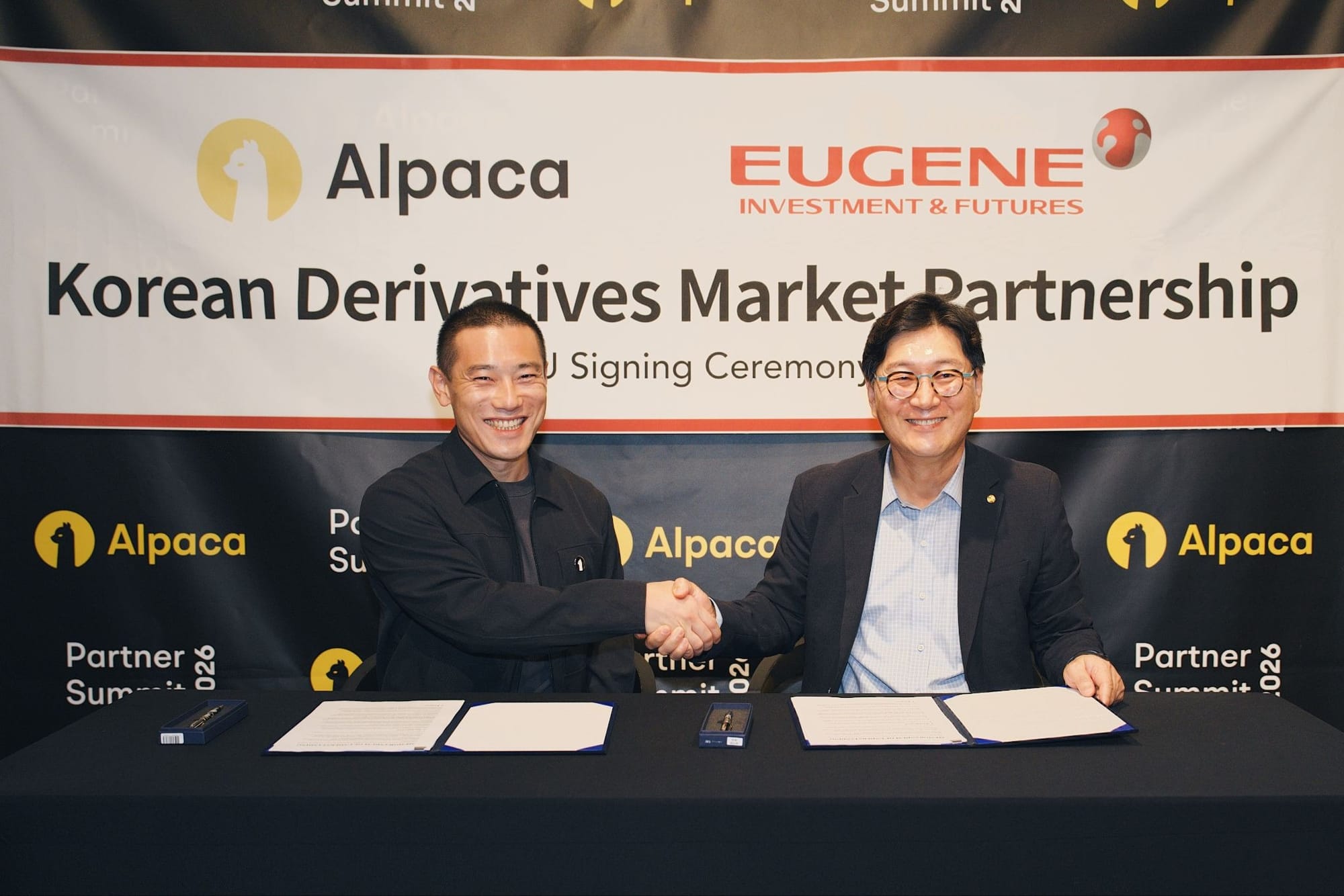 Yoshi Yokokawa, Co-Founder and CEO of Alpaca, and Sookoo Lee, CEO of Eugene Investment & Futures and Chairman of Eugene US Holdings, sign the MoU at Alpaca's Partner Summit in Lisbon.